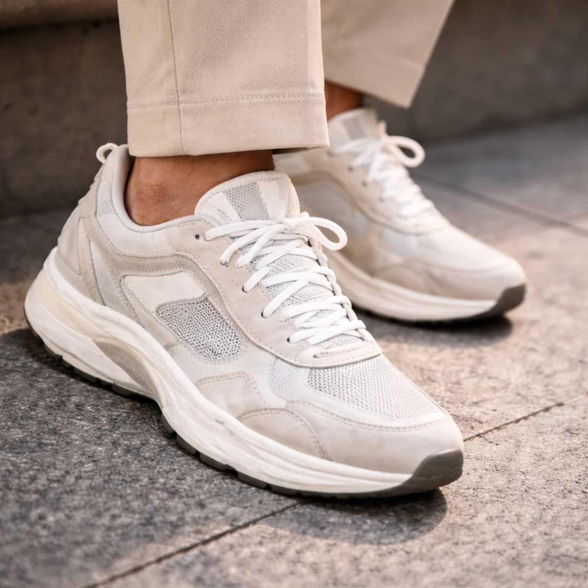 Zbliżenie męskich sneakersów do wszystkiego, neutralne kolory i podeszwa, która pomaga wydłużyć nogi