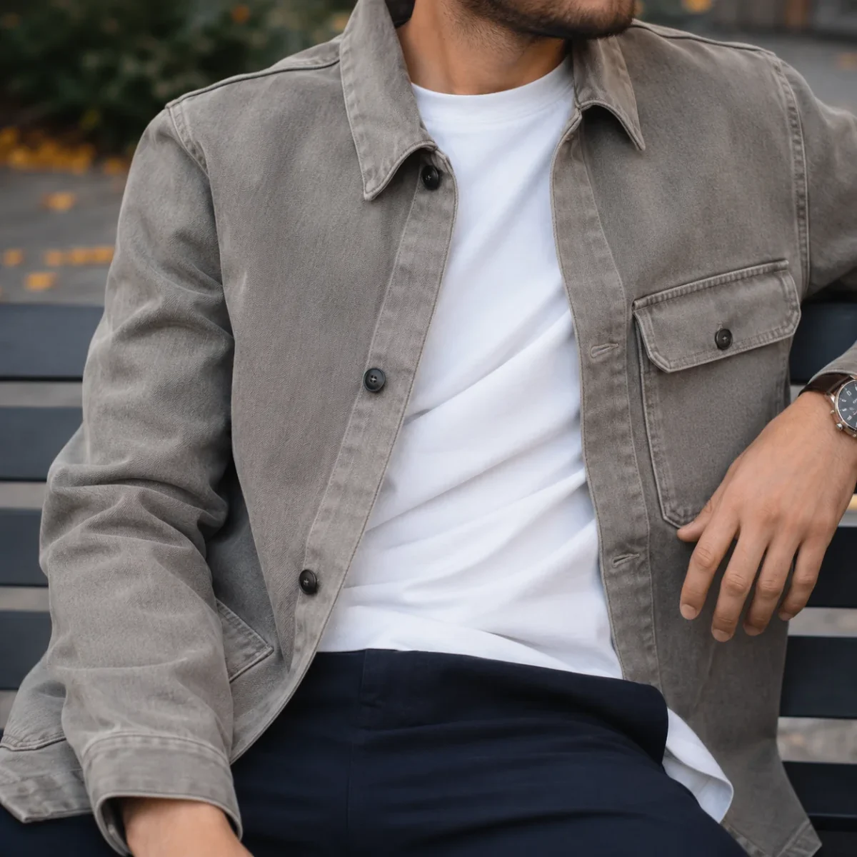 Zbliżenie na męski overshirt, biały T-shirt i granatowe spodnie w stylizacji smart casual