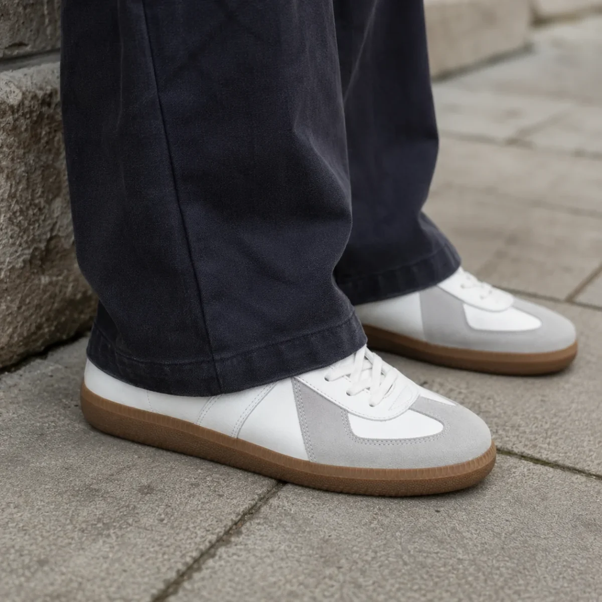 Jasne sneakersy do szerokich ciemnych spodni męskich